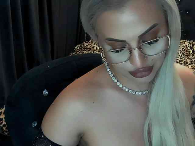 lovelyblondyx webcam