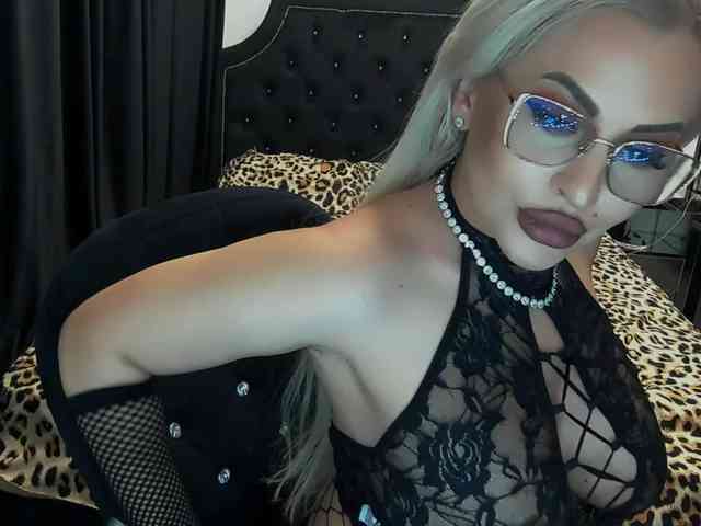 lovelyblondyx webcam