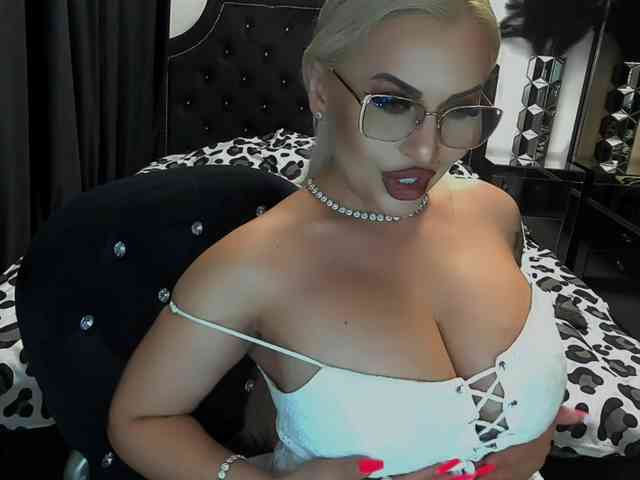 lovelyblondyx