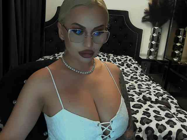 lovelyblondyx webcam