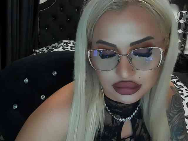lovelyblondyx webcam