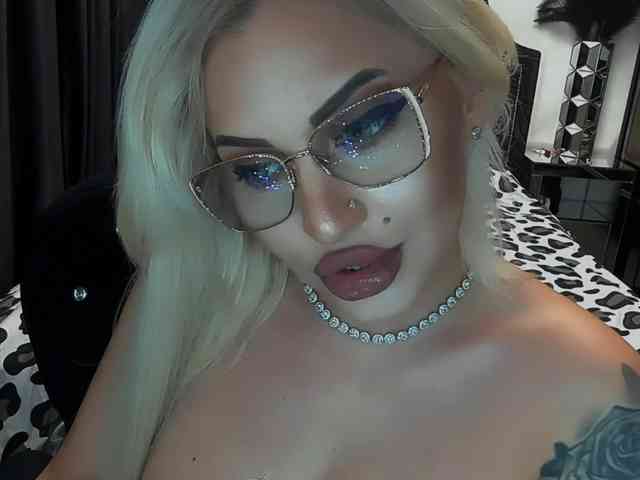 lovelyblondyx webcam