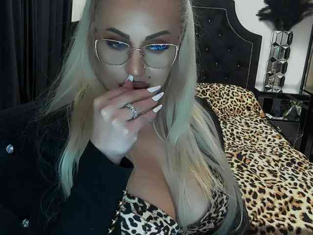 lovelyblondyx webcam