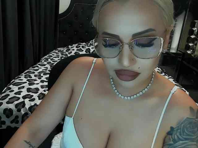 lovelyblondyx webcam