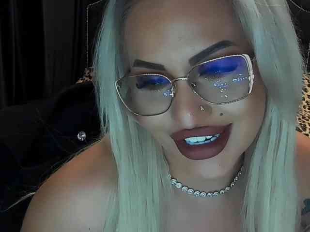 lovelyblondyx