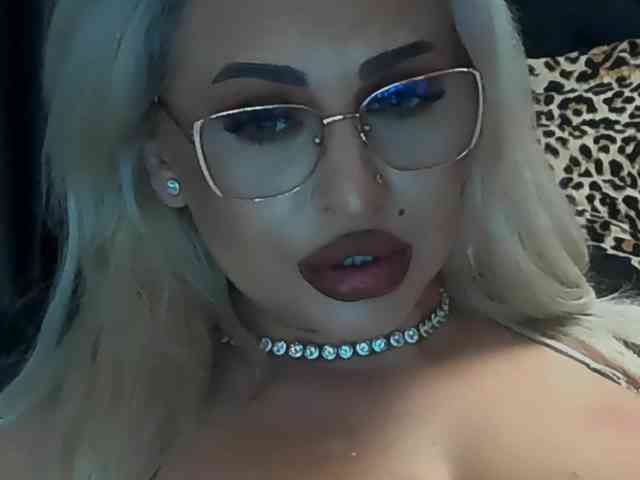 lovelyblondyx webcam