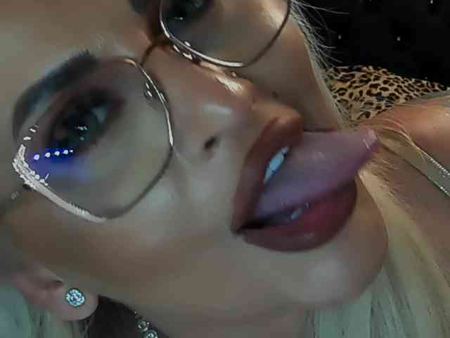 lovelyblondyx webcam