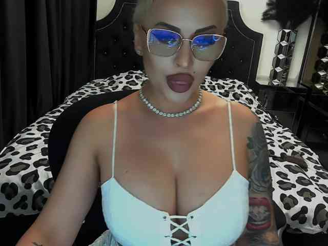 lovelyblondyx webcam
