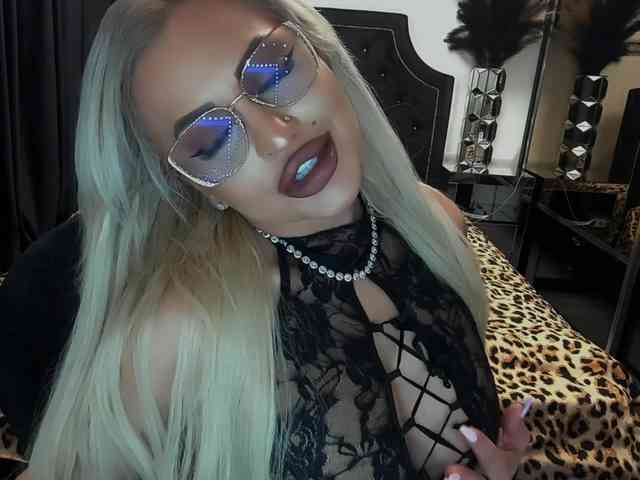 lovelyblondyx webcam