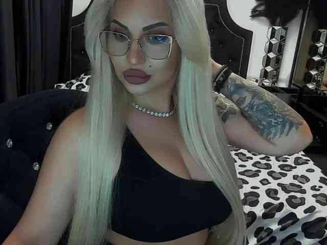lovelyblondyx webcam