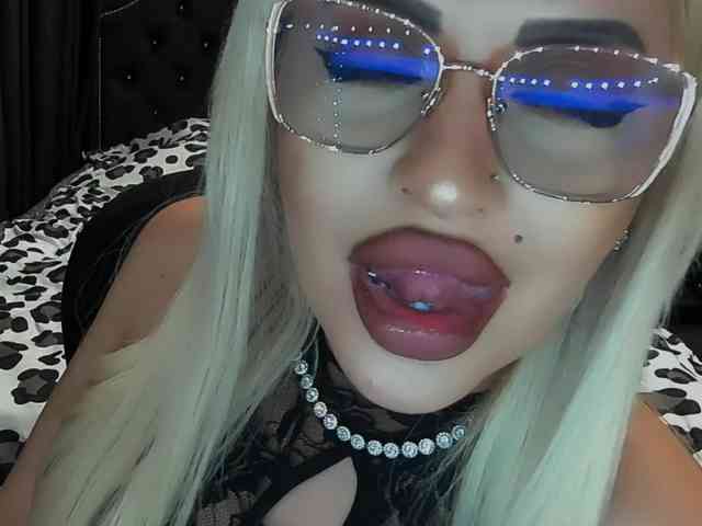 lovelyblondyx webcam