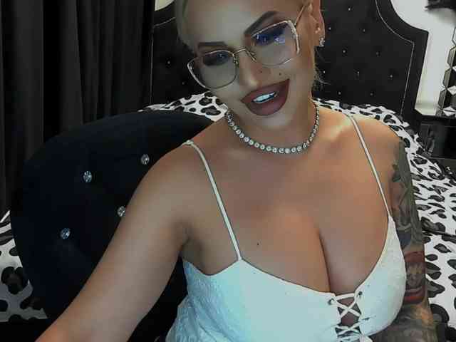 lovelyblondyx webcam
