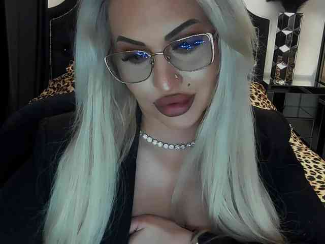 lovelyblondyx webcam