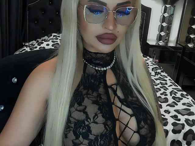 lovelyblondyx webcam