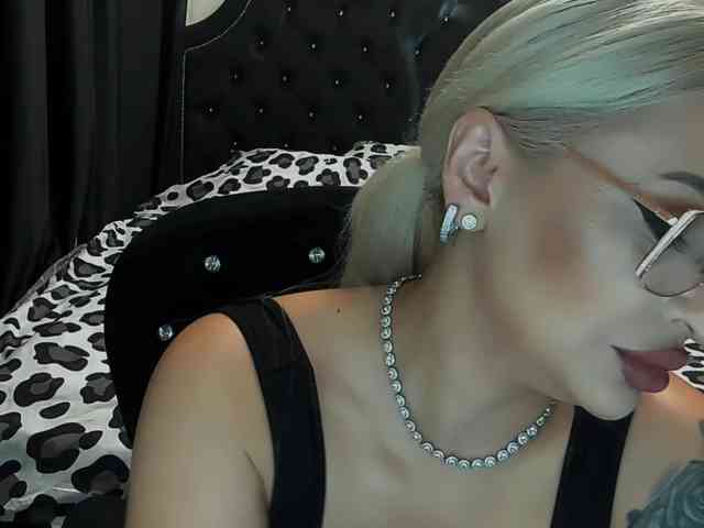 lovelyblondyx