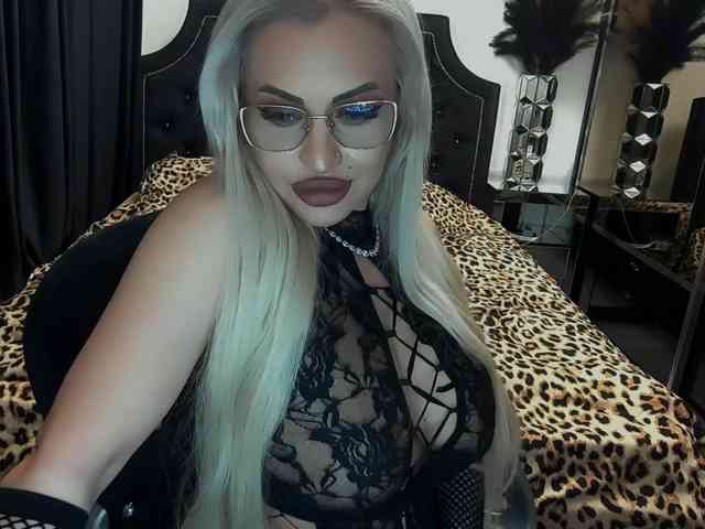 lovelyblondyx webcam