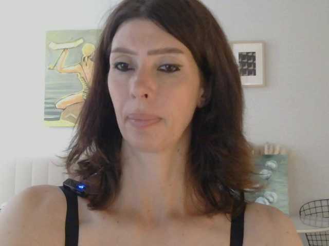 WhiteQueen888 live webcam show