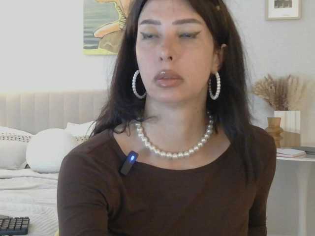 WhiteQueen888 live cam