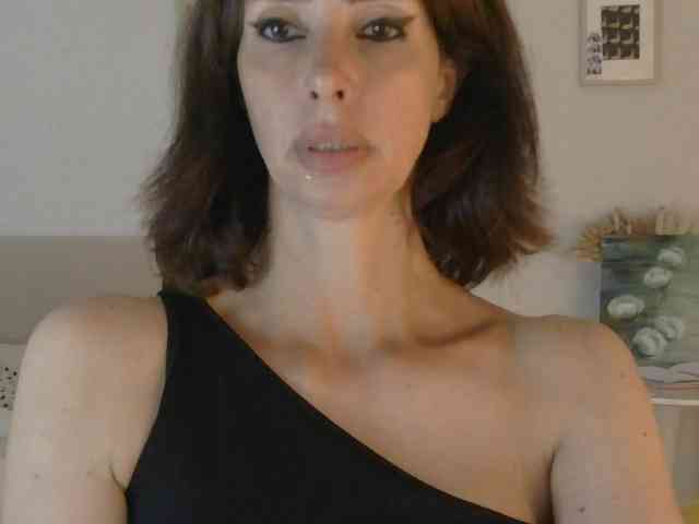 WhiteQueen888 webcam