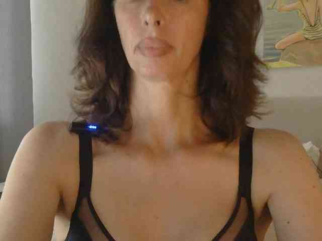 WhiteQueen888 webcam