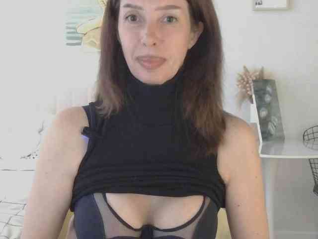 WhiteQueen888 webcam