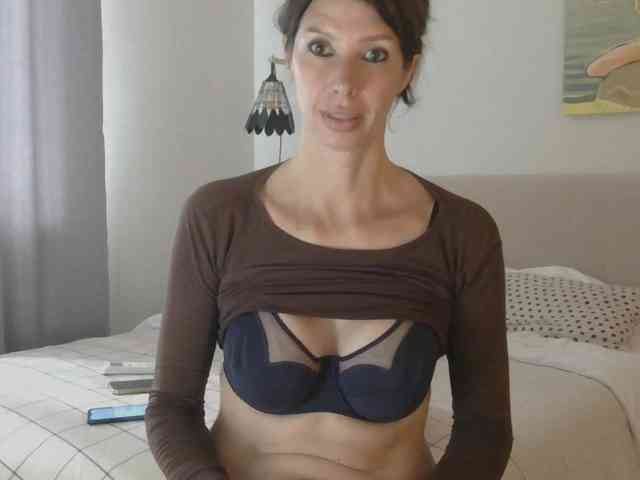 WhiteQueen888 webcam