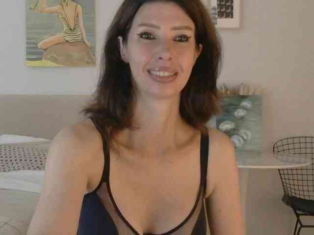 WhiteQueen888 webcam
