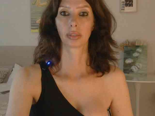 WhiteQueen888 webcam