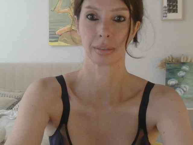 WhiteQueen888 webcam
