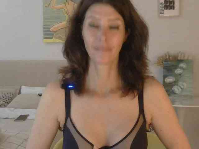 WhiteQueen888 webcam