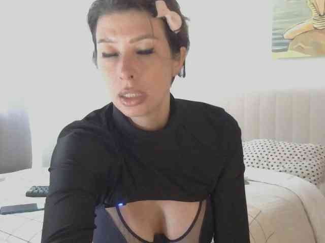 WhiteQueen888 webcam
