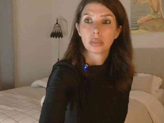 WhiteQueen888 webcam