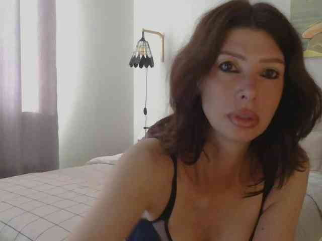 WhiteQueen888 webcam