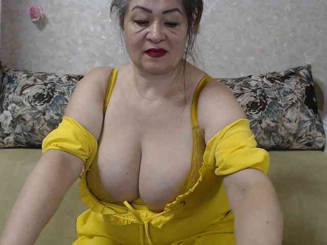 hugenipple Live Webcam on BongaCams