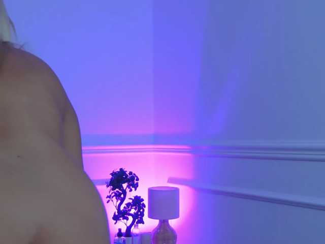 ItalianMoon live cam preview