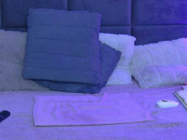 ItalianMoon — live female cam