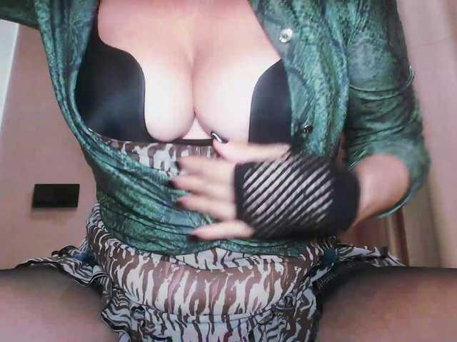 Va-len-cia live cam on BongaCams