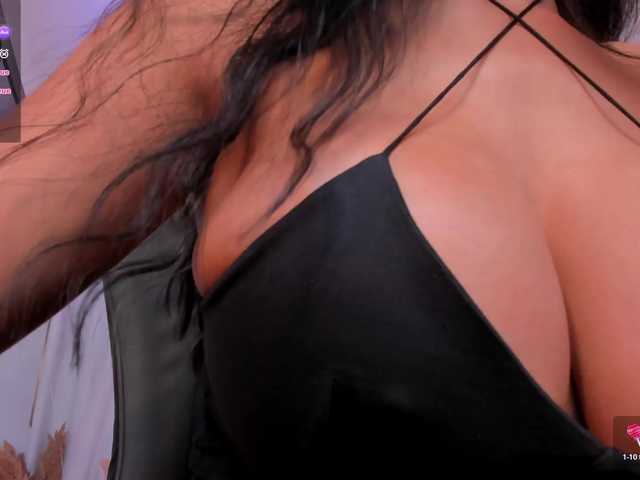 LeahJones live cam preview