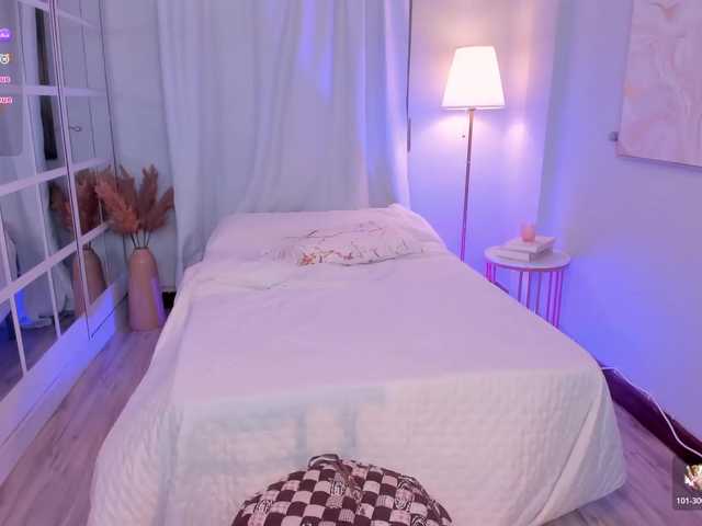 LeahJones live cam