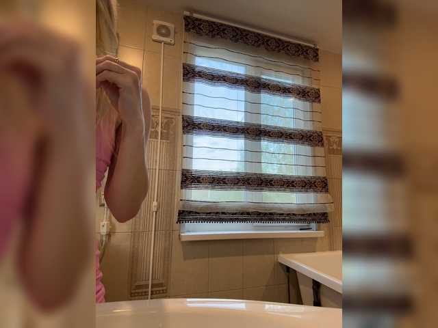 le modèle -Riviera- est en webcam porno dans un show sur le site bongacams, il possède les tags suivants: White/Caucasian,Blonde,Shaved