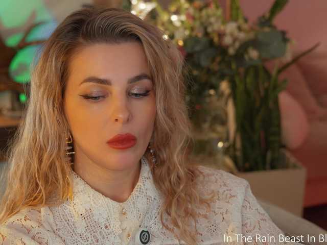  -Queen-Maria- chat room