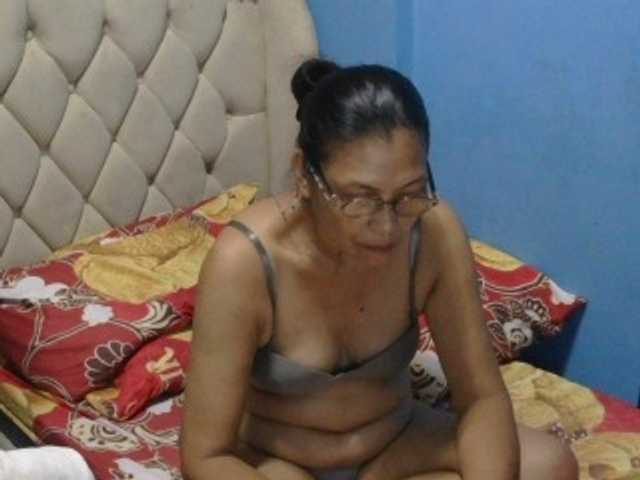 hOtGranny4u live cam on BongaCams
