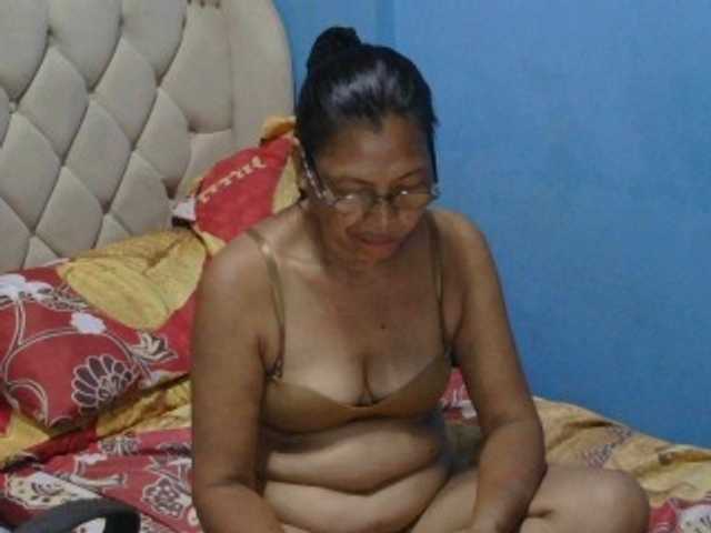 hOtGranny4u live cam on BongaCams