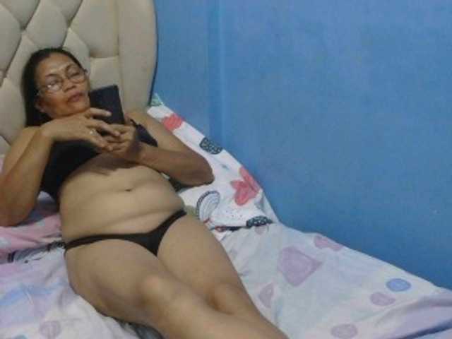 hOtGranny4u live cam on BongaCams