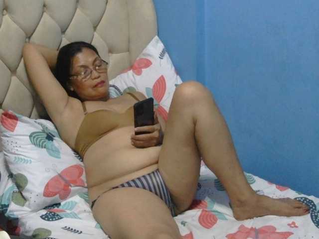 hOtGranny4u live cam on BongaCams