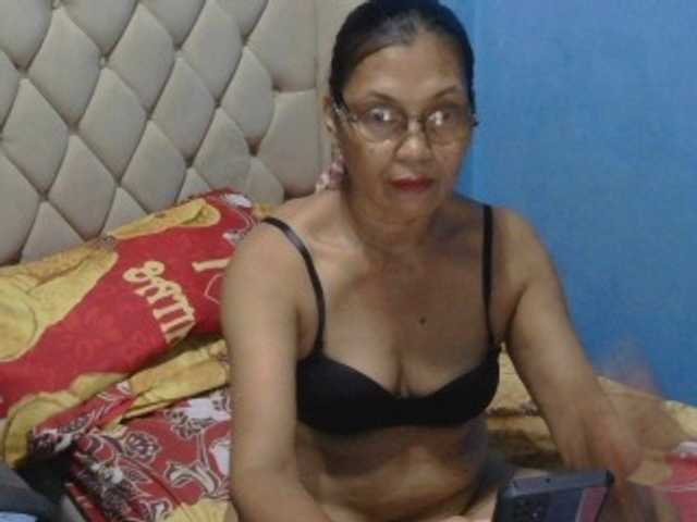 hOtGranny4u live cam on BongaCams