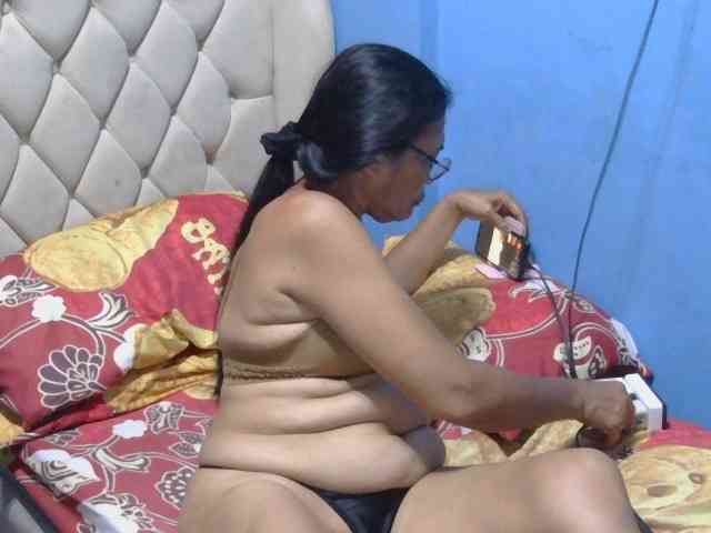 Model: hOtGranny4u