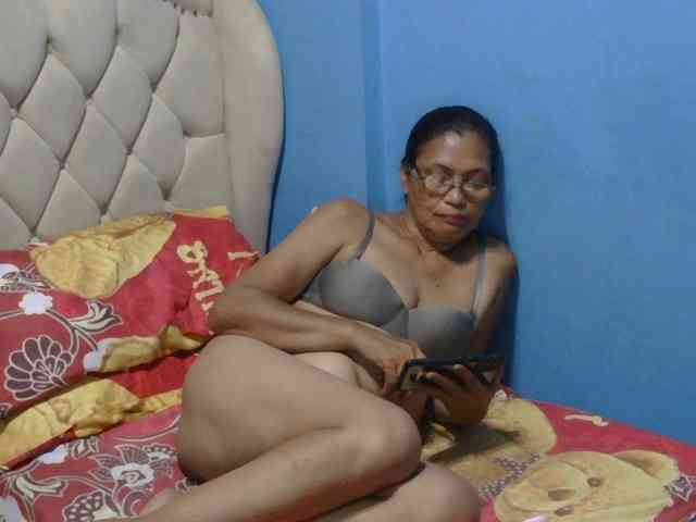 Modella: hOtGranny4u