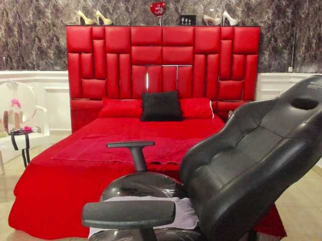 Ladyxmilf live cam on BongaCams
