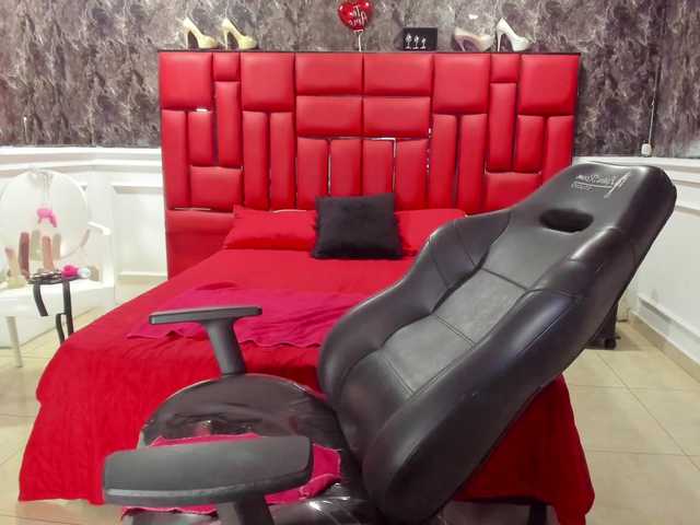 Ladyxmilf live cam on BongaCams